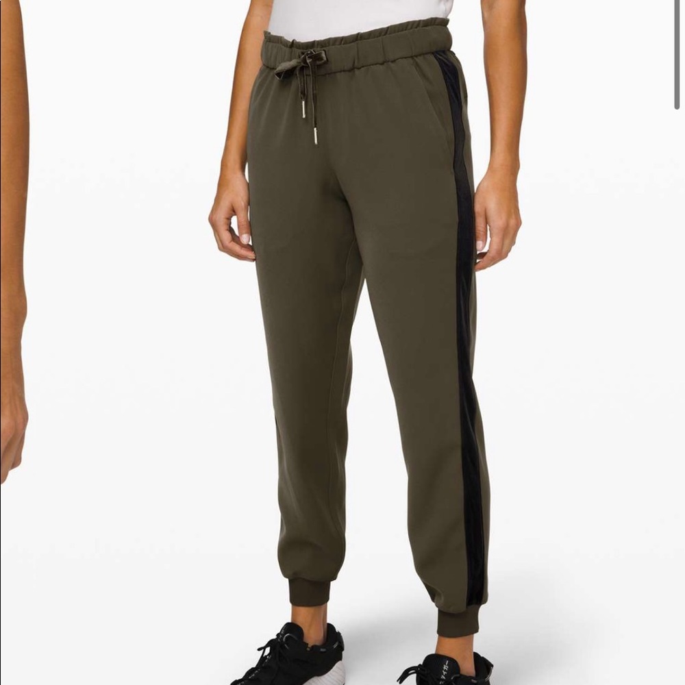 NWOT Lululemon On the Fly Jogger *Velvet Trim
Dark Olive / Black